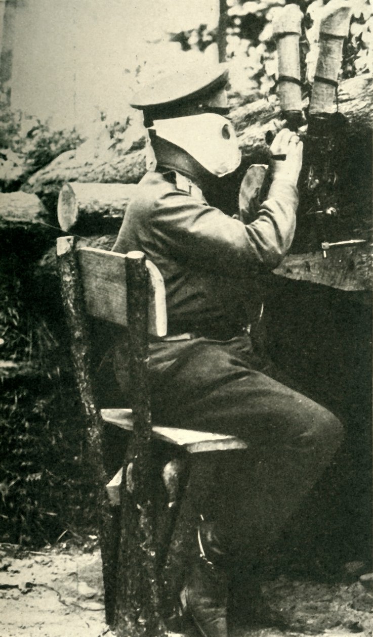Soldado ruso usando un rifle periscopio, Primera Guerra Mundial, 1914-1918, c1920 de Unbekannt