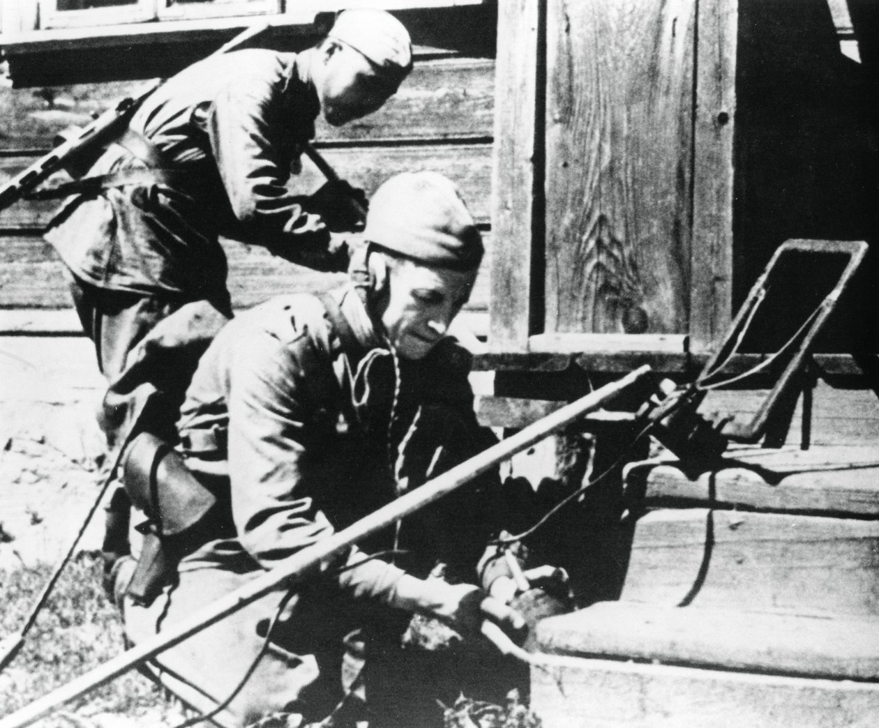 Soldados rusos con detectores de minas despejando una casa trampa, Frente Oriental, 1944 de Unbekannt