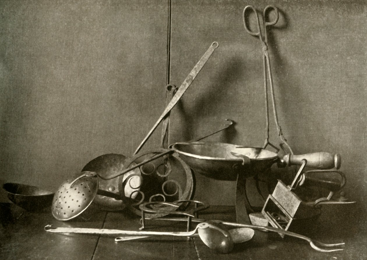 Sadiron, tenazas, espumadera, tenedor, trípodes y plato de picar de cobre, siglo XVIII, 1937 de Unbekannt