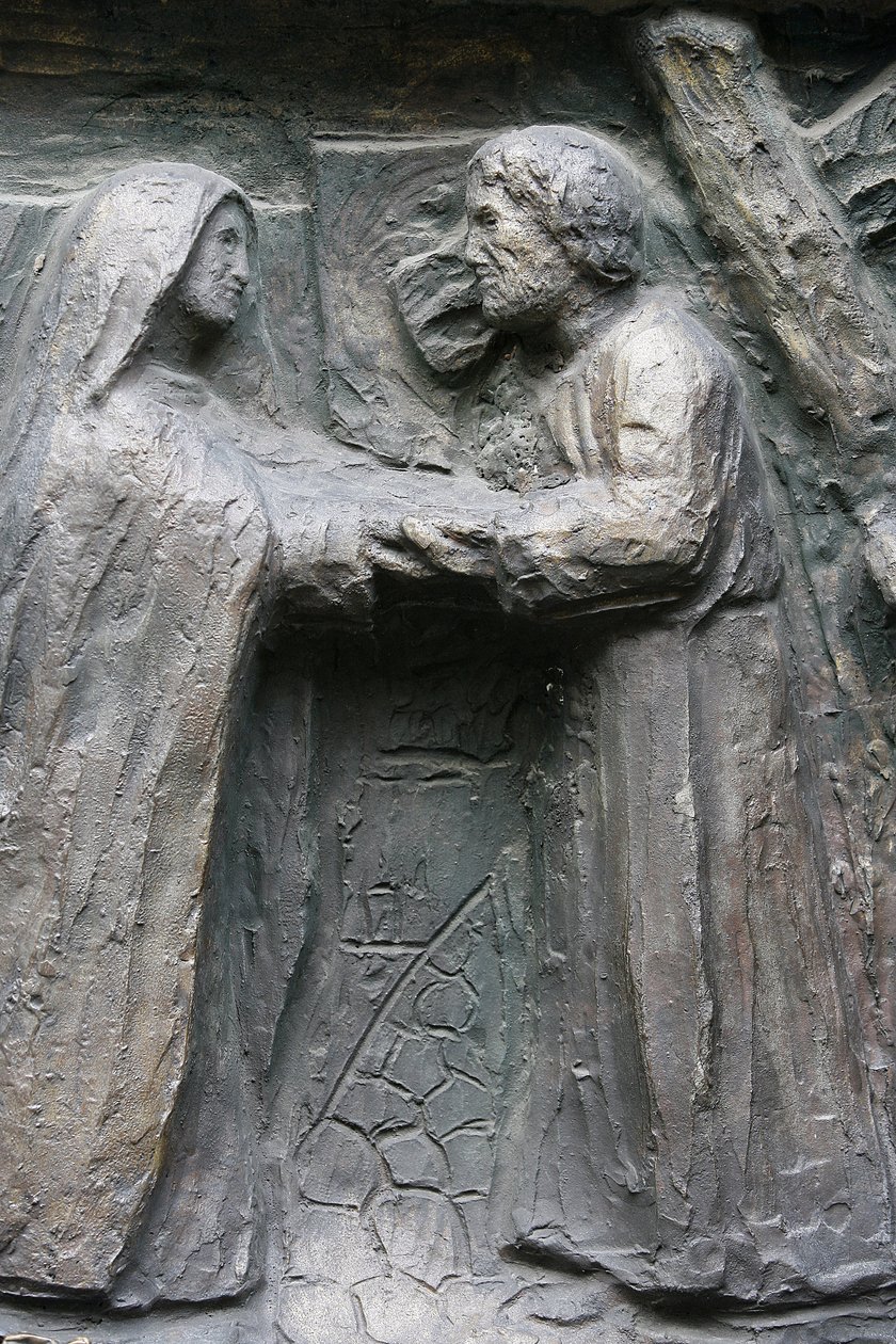 Escultura de la puerta de Notre Dame en la iglesia de Saint-Pierre de Montmartre: Jesús se encuentra con su madre en la Vía Dolorosa, París, Francia de Unbekannt