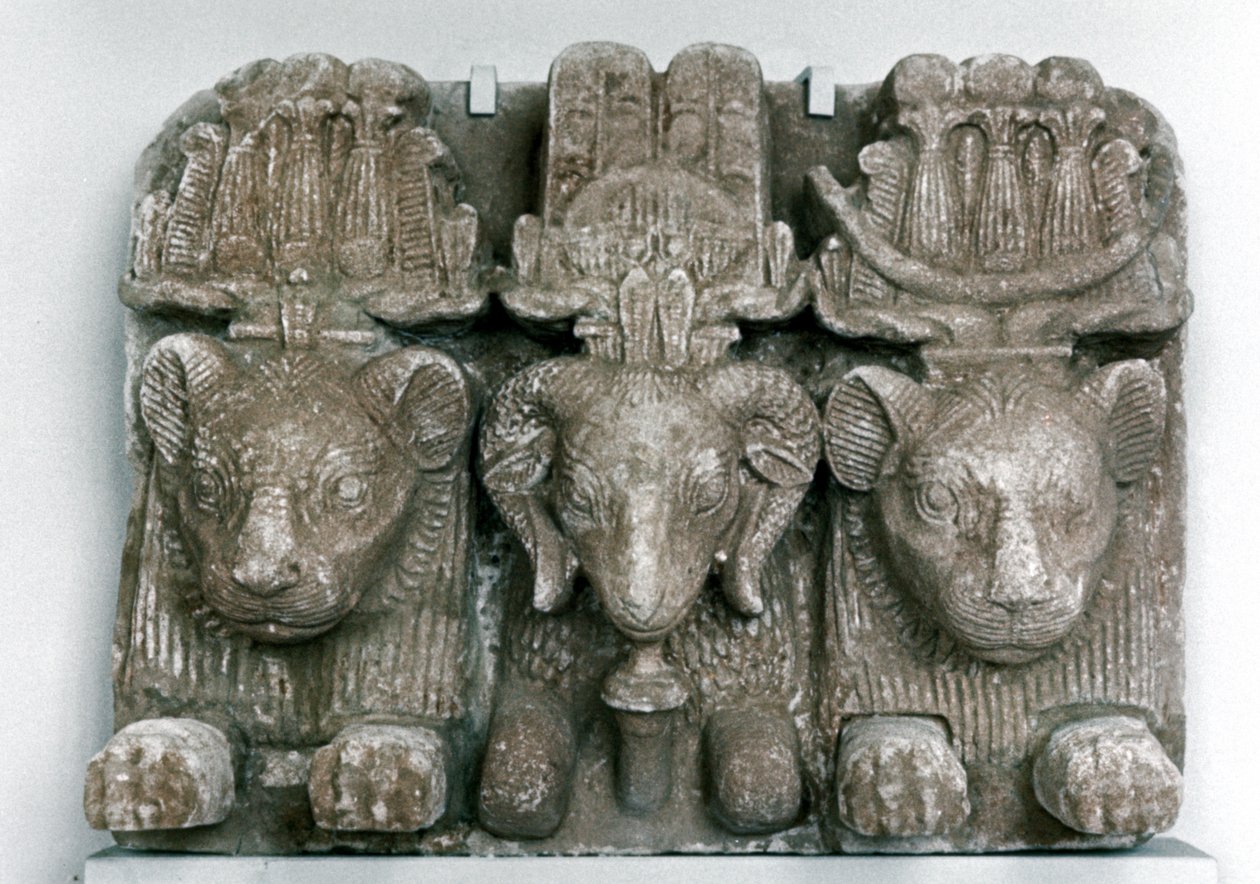Escultura de tres cabezas de animales de Unbekannt