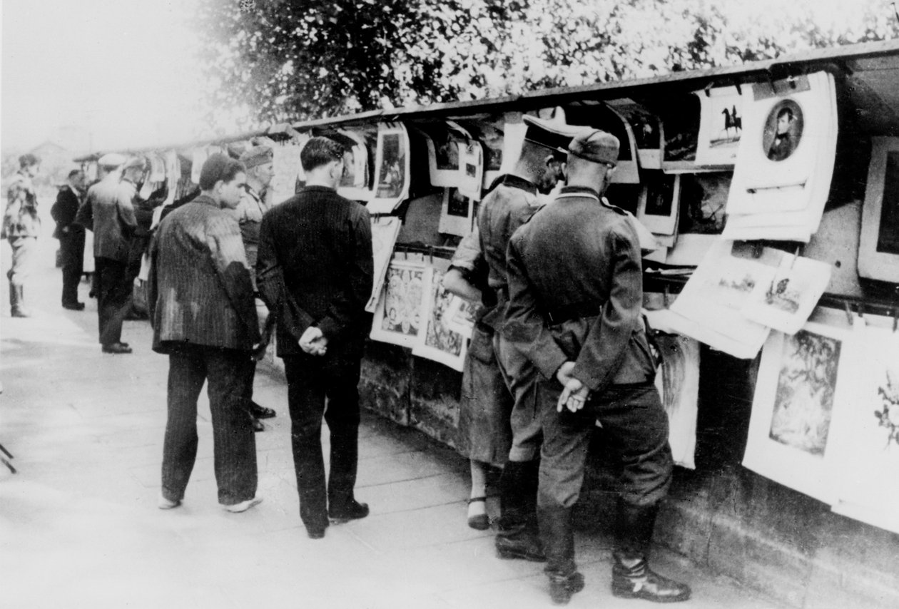 Puestos de libros y grabados de segunda mano en la orilla del Sena, París ocupada por los alemanes, 1940 de Unbekannt