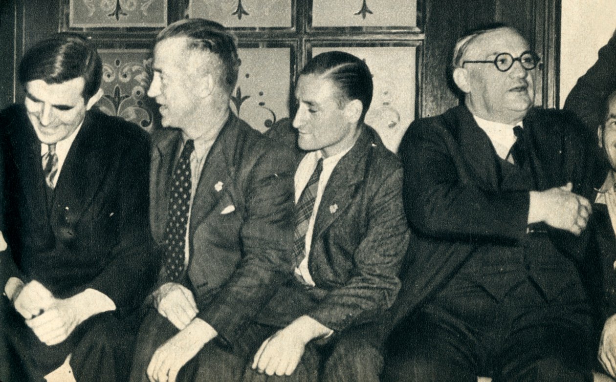 Compañeros de barco en tierra. John G. Winant, Ernest Bevin, con marineros mercantes, 1942 de Unbekannt