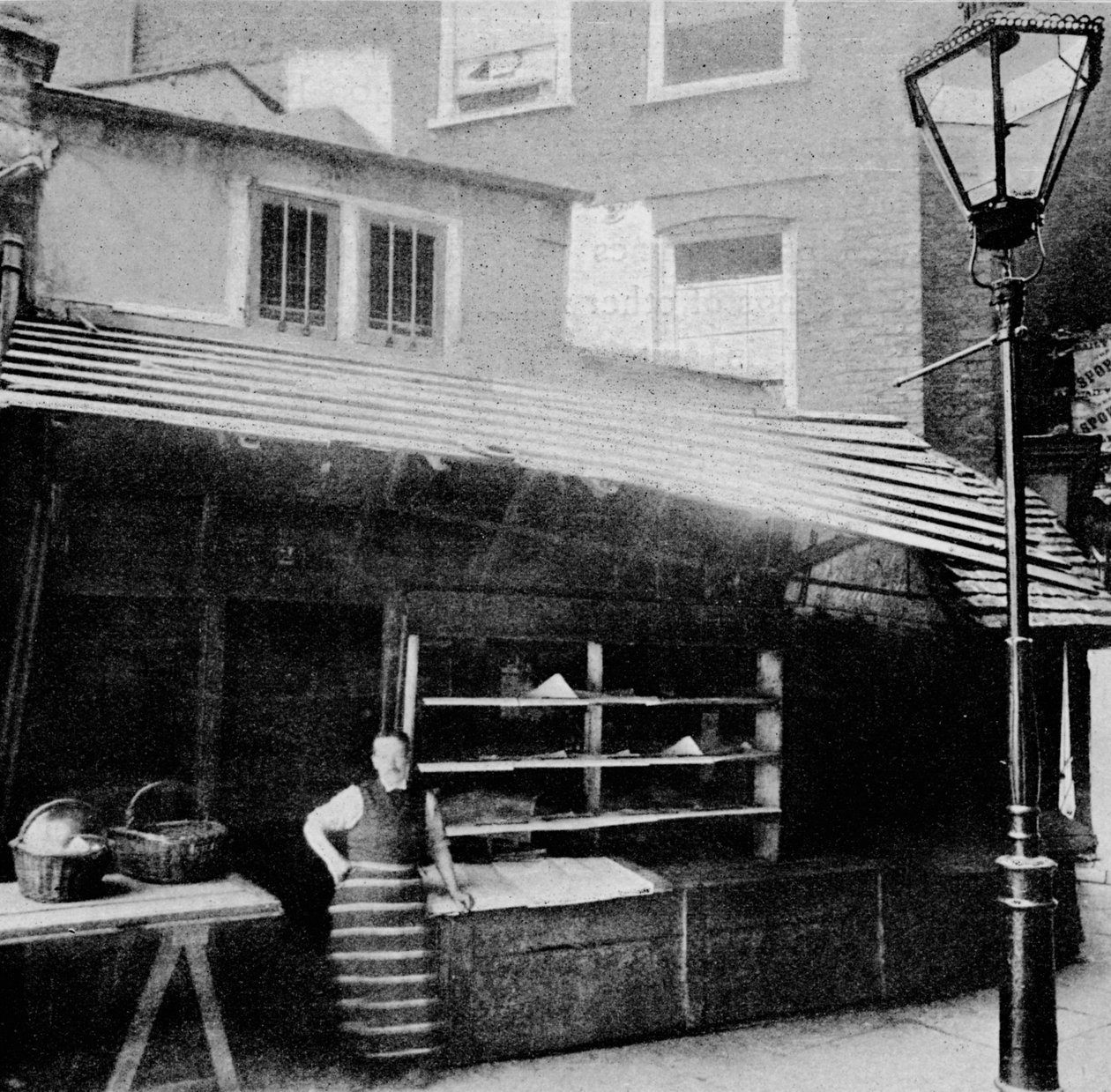 Tienda y solar, Clare Market, Londres, desde demolido, 1895 de Unbekannt