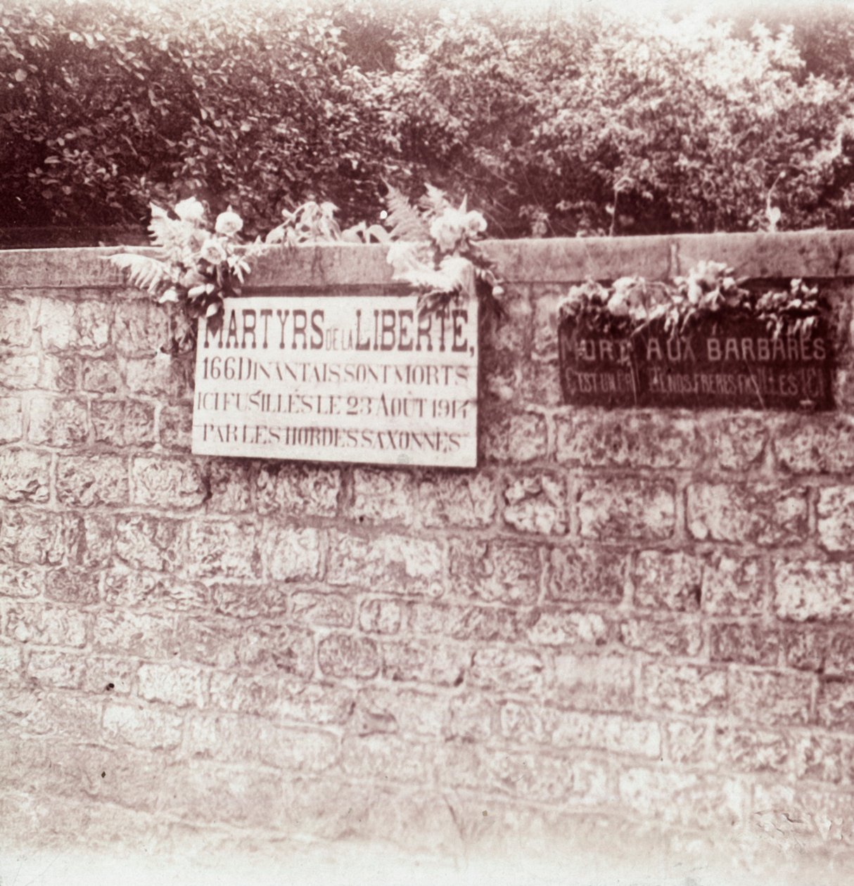 Placa en memoria de los civiles que fueron fusilados por los alemanes, Dinant, Bélgica, c. 1914-c. 1918 de Unbekannt