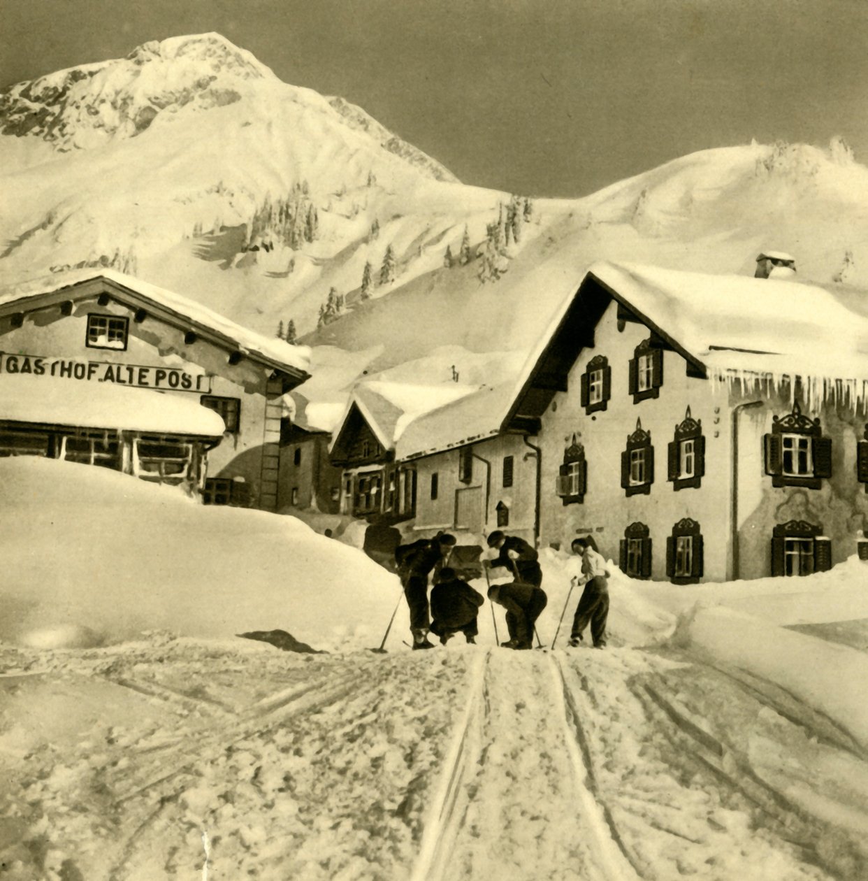 Esquiadores en Stuben am Arlberg, Vorarlberg, Austria, c1935 de Unbekannt