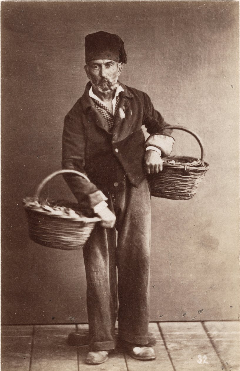 Pequeños oficios: retrato de una vendedora de pescado, cestas cargadas de pescado. de Unbekannt