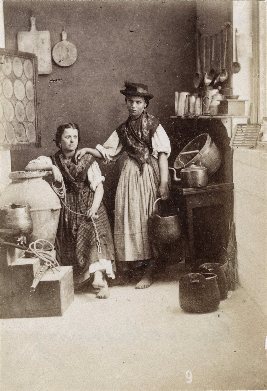 Pequeños oficios: retrato de dos mujeres llevando agua en una cocina. Impresión del siglo XIX en cartón Dim. 6x8,3 cm de Unbekannt