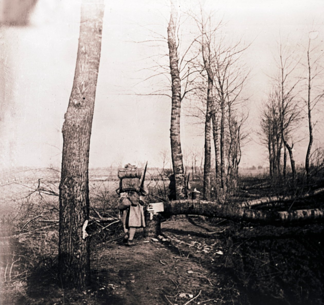 Soldado con mochila en la espalda, c1914-c1918 de Unbekannt