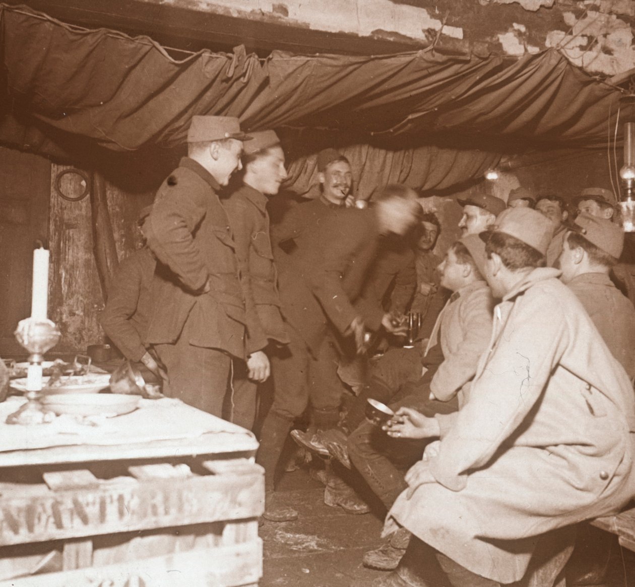 Soldados en un refugio, Genicourt, norte de Francia, c1914-c1918 de Unbekannt