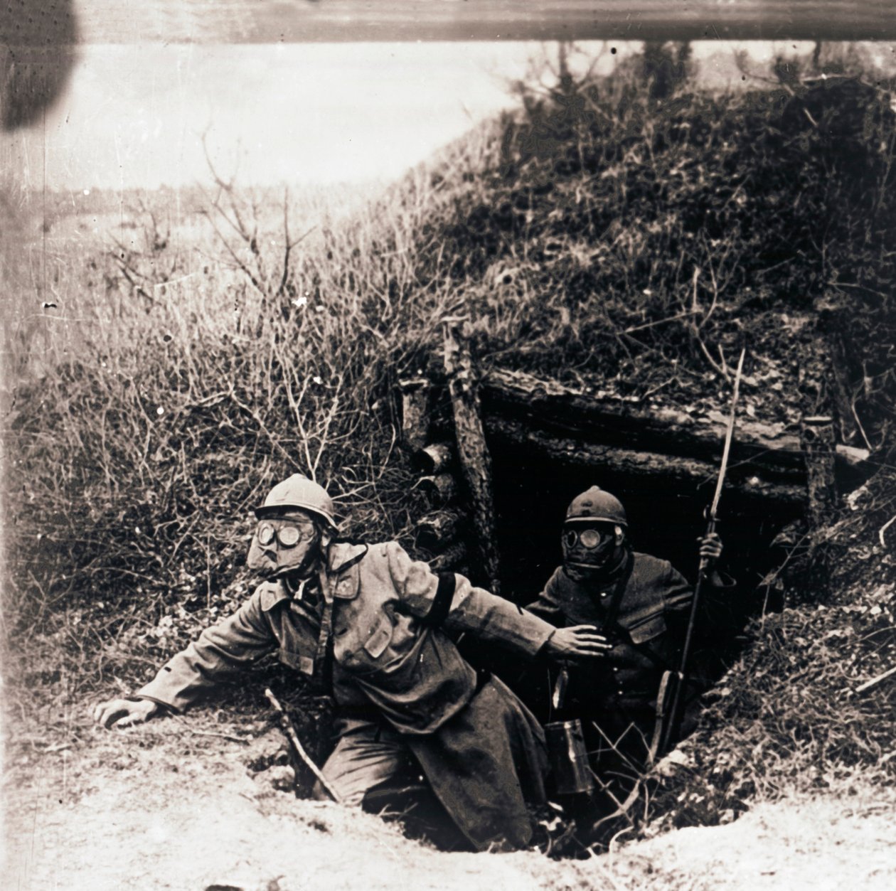 Soldados con máscaras de gas saliendo de trincheras, c1914-c1918 de Unbekannt