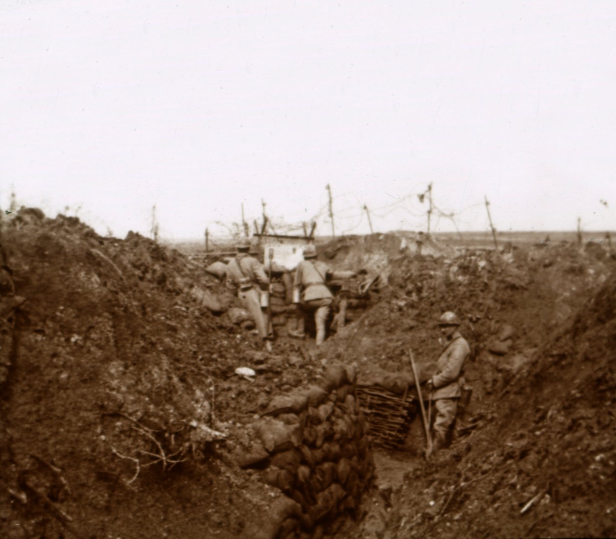 Soldados en las trincheras, Massiges, norte de Francia, c1914-c1918 de Unbekannt