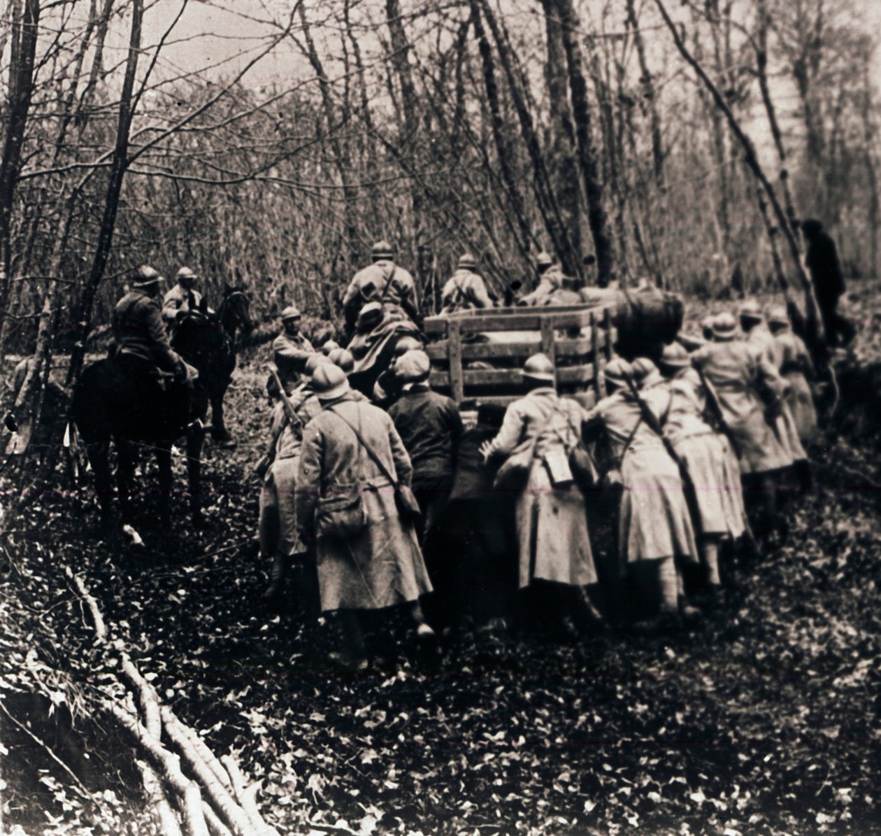 Soldados en el bosque, c1914-c1918 de Unbekannt