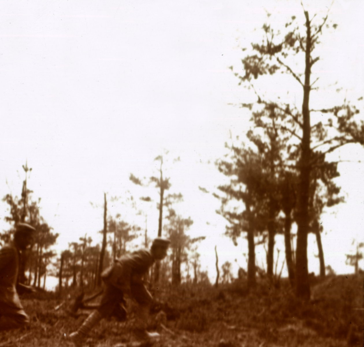 Soldados corriendo en el campo de batalla, c1914-c1918 de Unbekannt