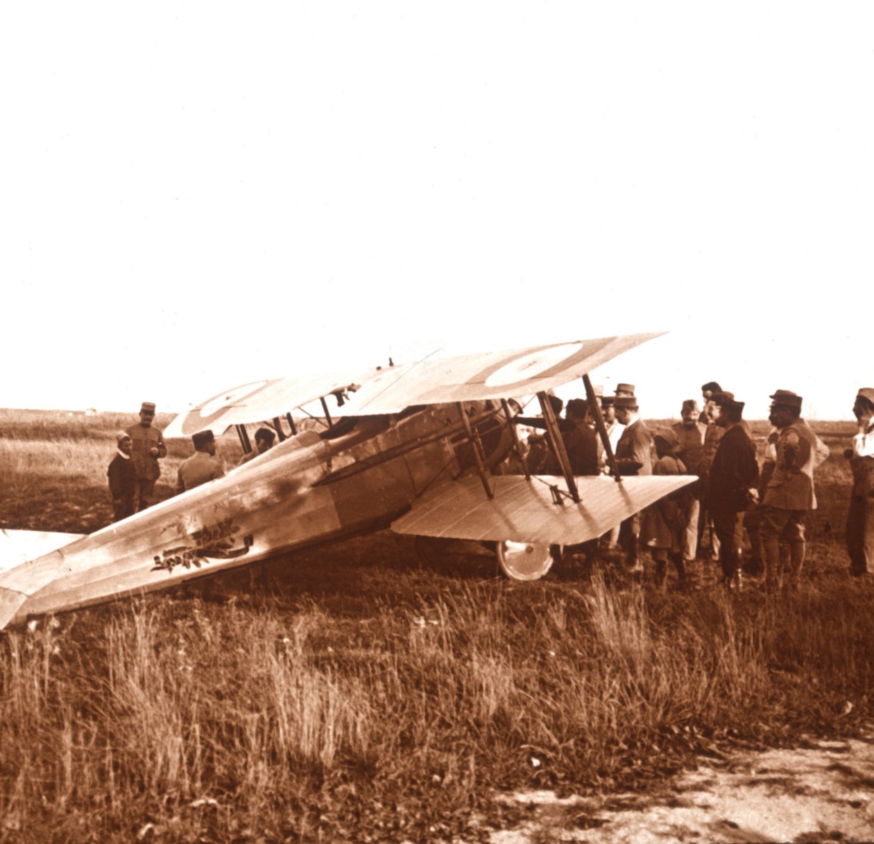 Soldados rodeando un biplano, Somme, norte de Francia, c1914-c1918 de Unbekannt