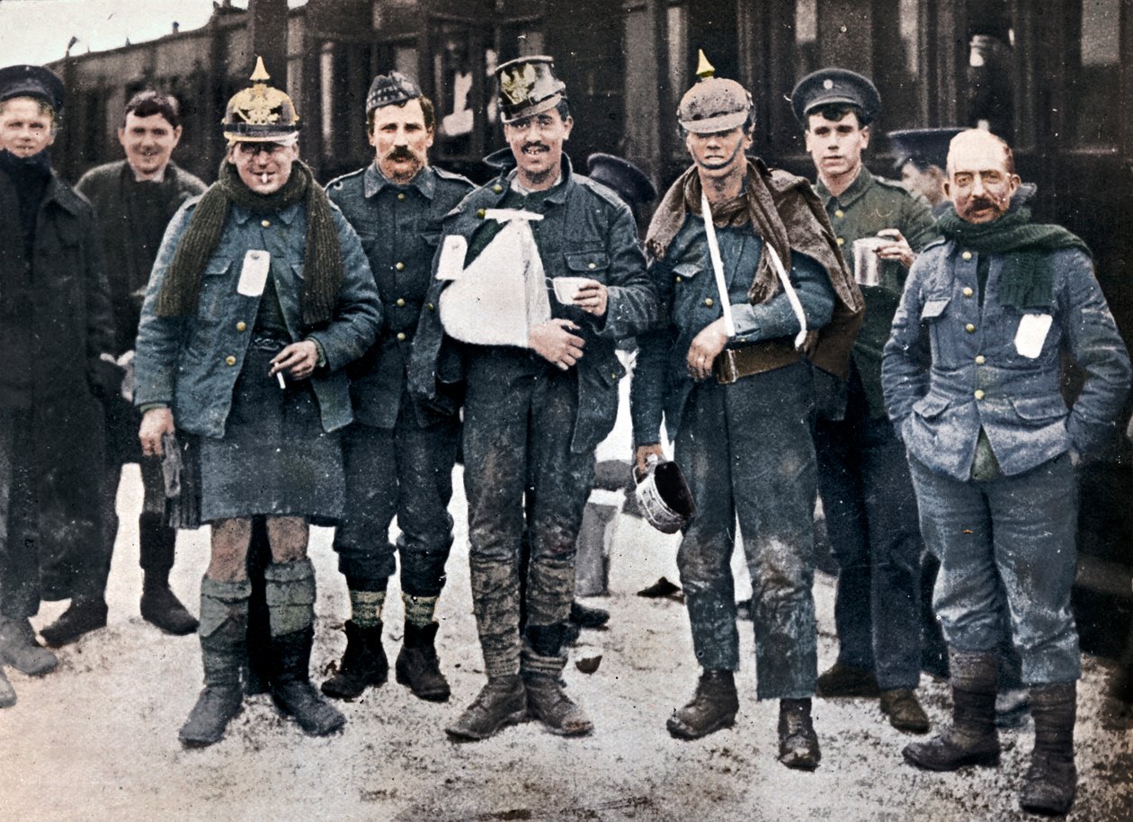 Algunos heridos alegres de la lucha de Neuve Chapelle, con cascos alemanes capturados, 1915 de Unbekannt