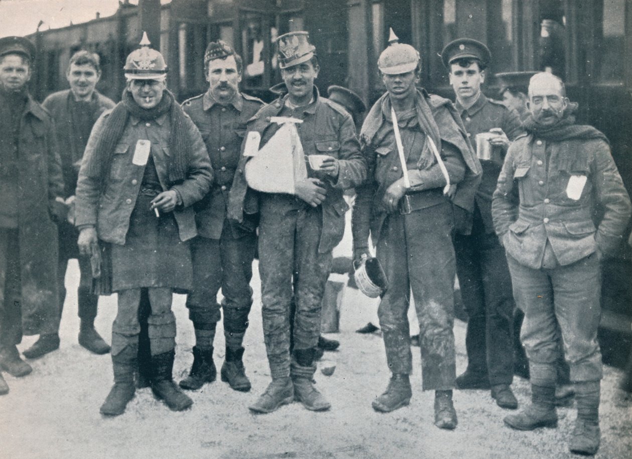 Algunos heridos alegres de la lucha de Neuve Chapelle, con cascos alemanes capturados, 1915 de Unbekannt