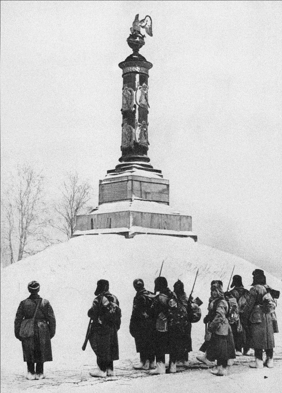 Soldados soviéticos en el monumento a los héroes de la Guerra de 1812 en el pueblo de Tarutino Kaluga de Unbekannt