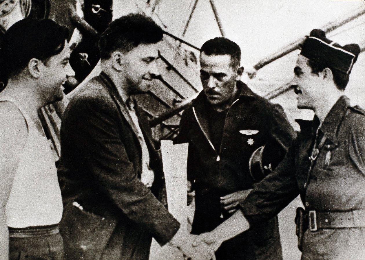 Guerra Civil Española (1936-1939): Ilia Grigorievich Ehrenburg (1891-1967), escritor ruso, a su llegada al aeropuerto de Barcelona (España) (segundo desde la izquierda), como corresponsal soviético de la Guerra Civil de Unbekannt