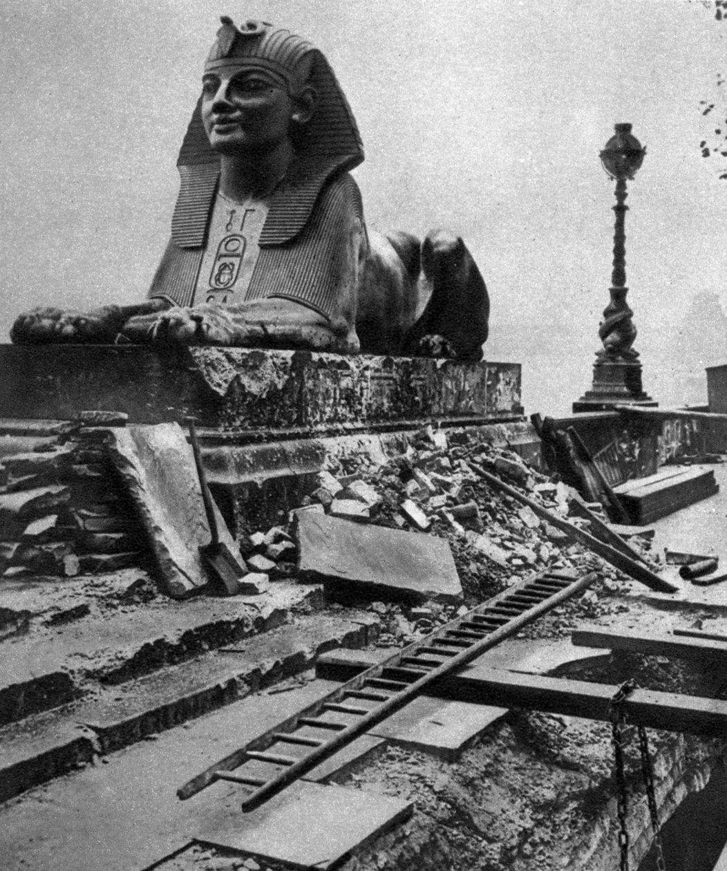 Esfinge dañada por una bomba alemana lanzada en el Embankment, 4 de septiembre de 1917, 1935 de Unbekannt