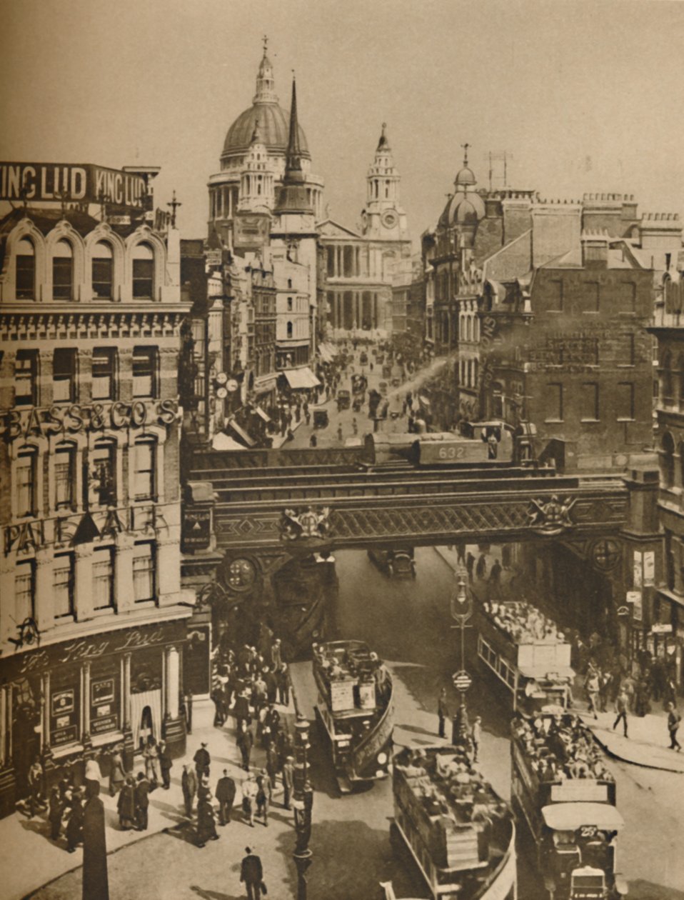 Aguja de St. Martins Ludgate silueteada contra la masa de St. Pauls, c1935 de Unbekannt