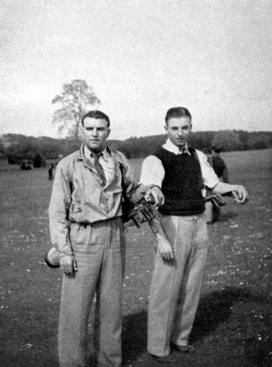 Stanley Matthews y Eddie Hapgood hacen una pausa entre tiros durante una ronda de golf, 1945 de Unbekannt