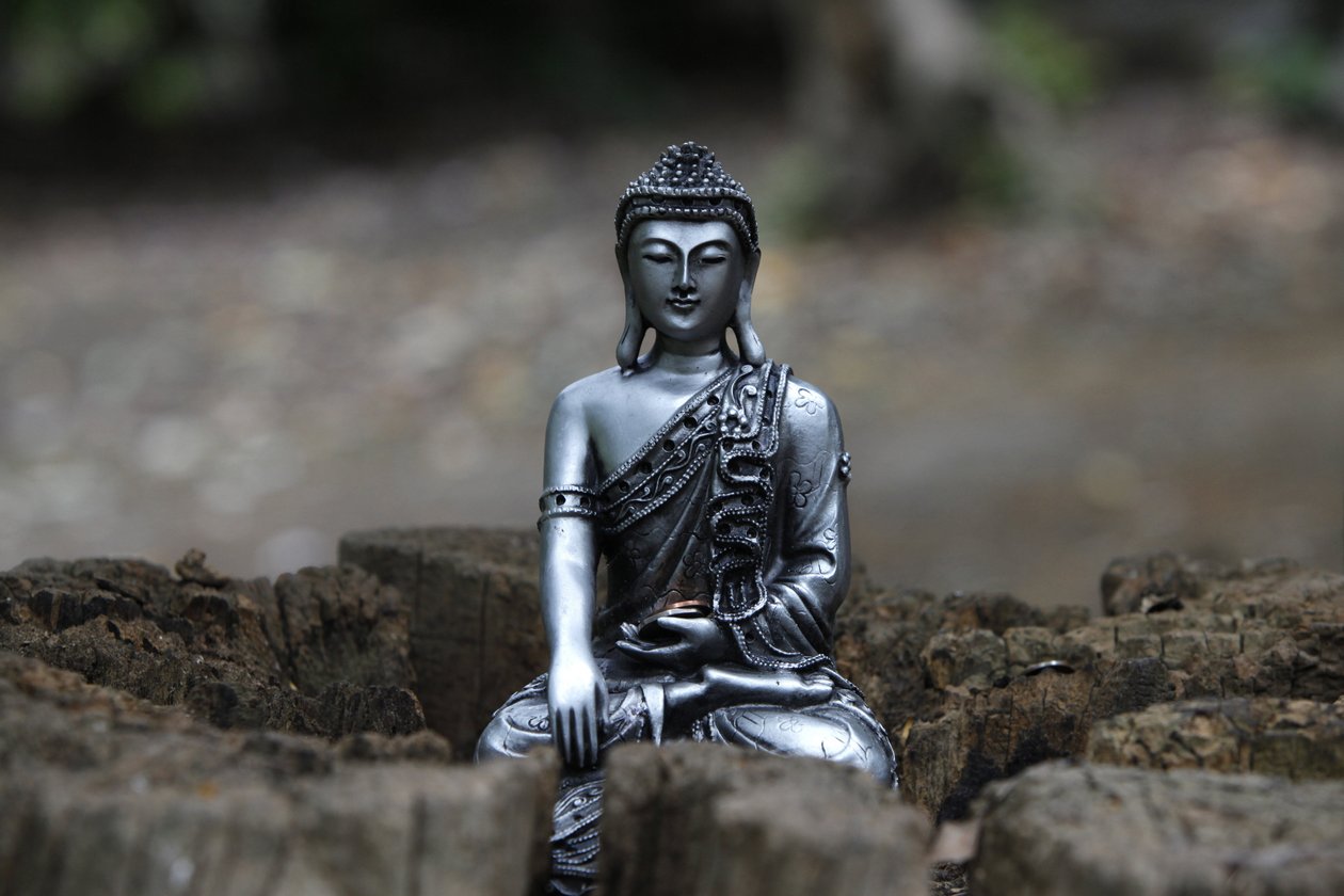 Estatua en el jardín del templo Buddhapadipa, Wimbledon, Gran Bretaña de Unbekannt