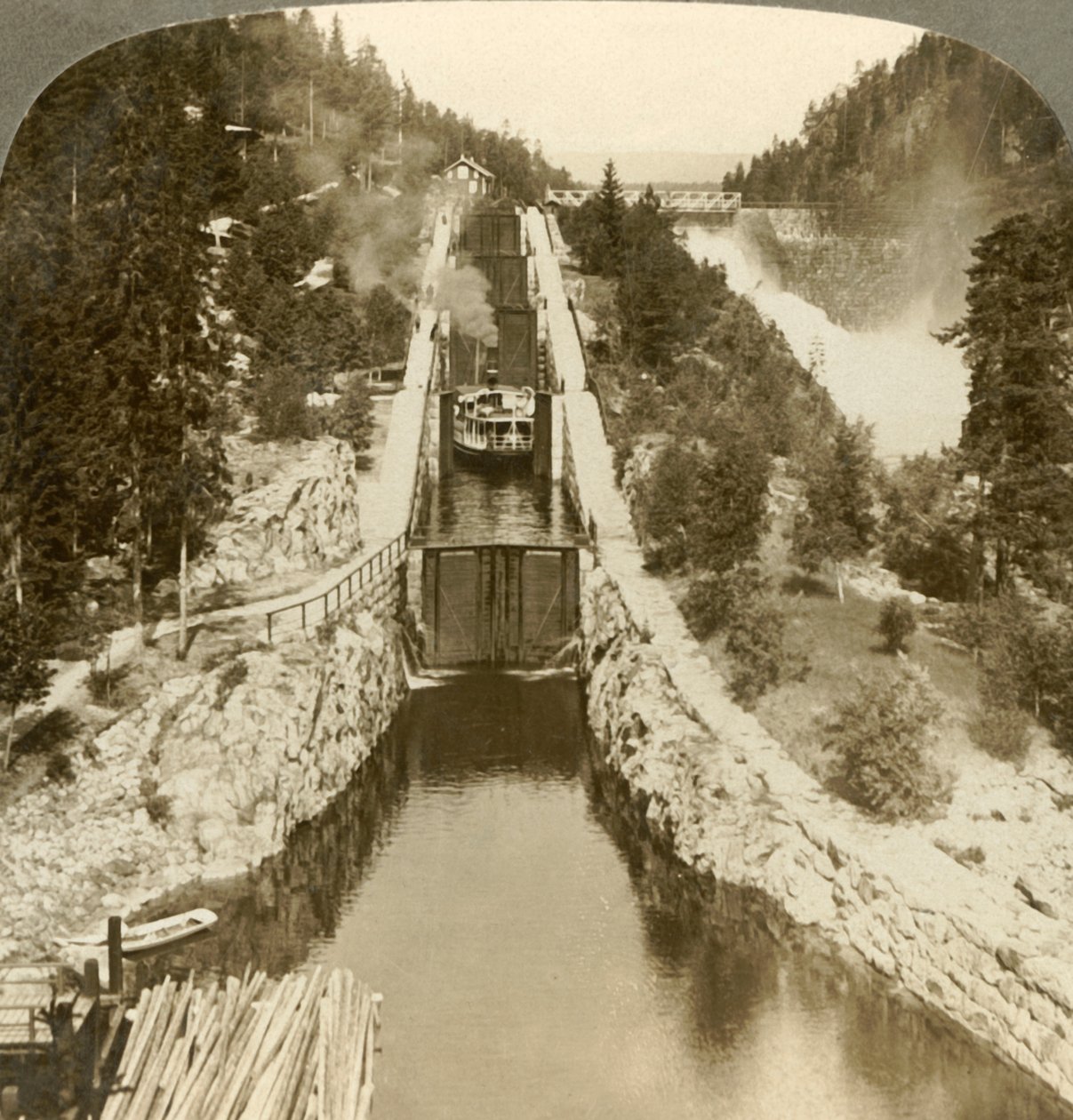 Barco de vapor subiendo una colina junto a la cascada Vrang, por esclusas en Bandak-Nordsjo, Noruega, c1905 de Unbekannt
