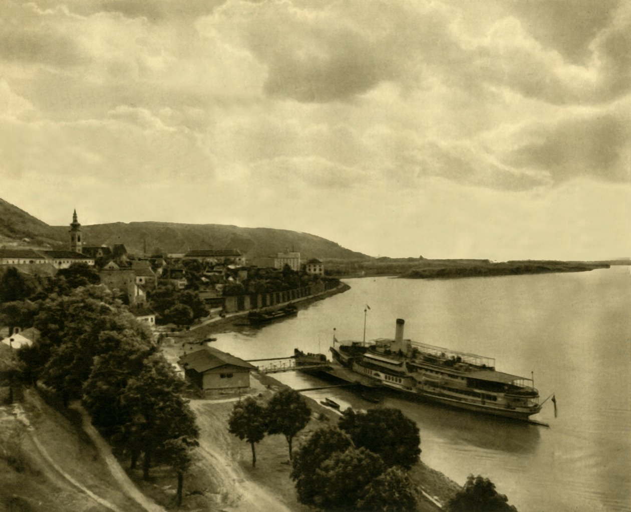 Barco de vapor en el Danubio en Hainburg, Baja Austria, c1935 de Unbekannt
