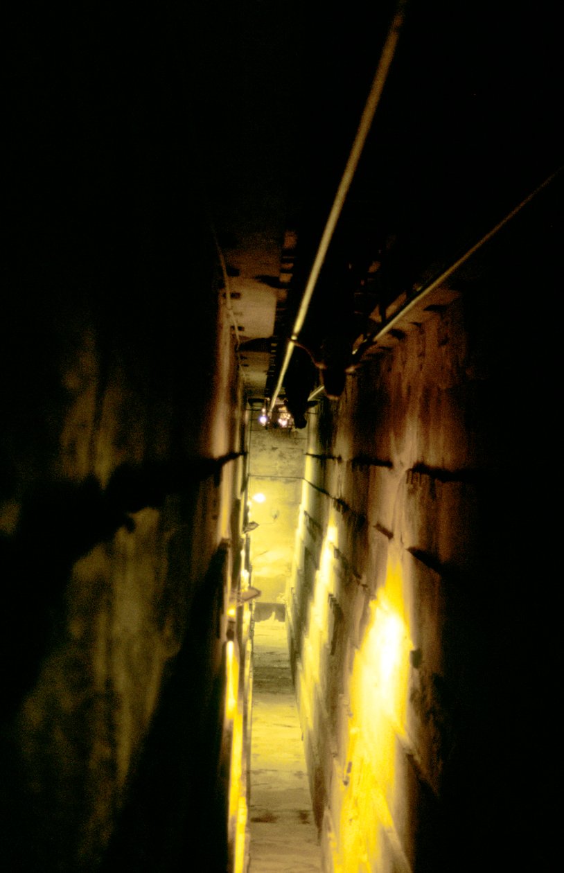 Escalera interna empinada dentro de la Gran Pirámide, Gizeh, Egipto de Unbekannt