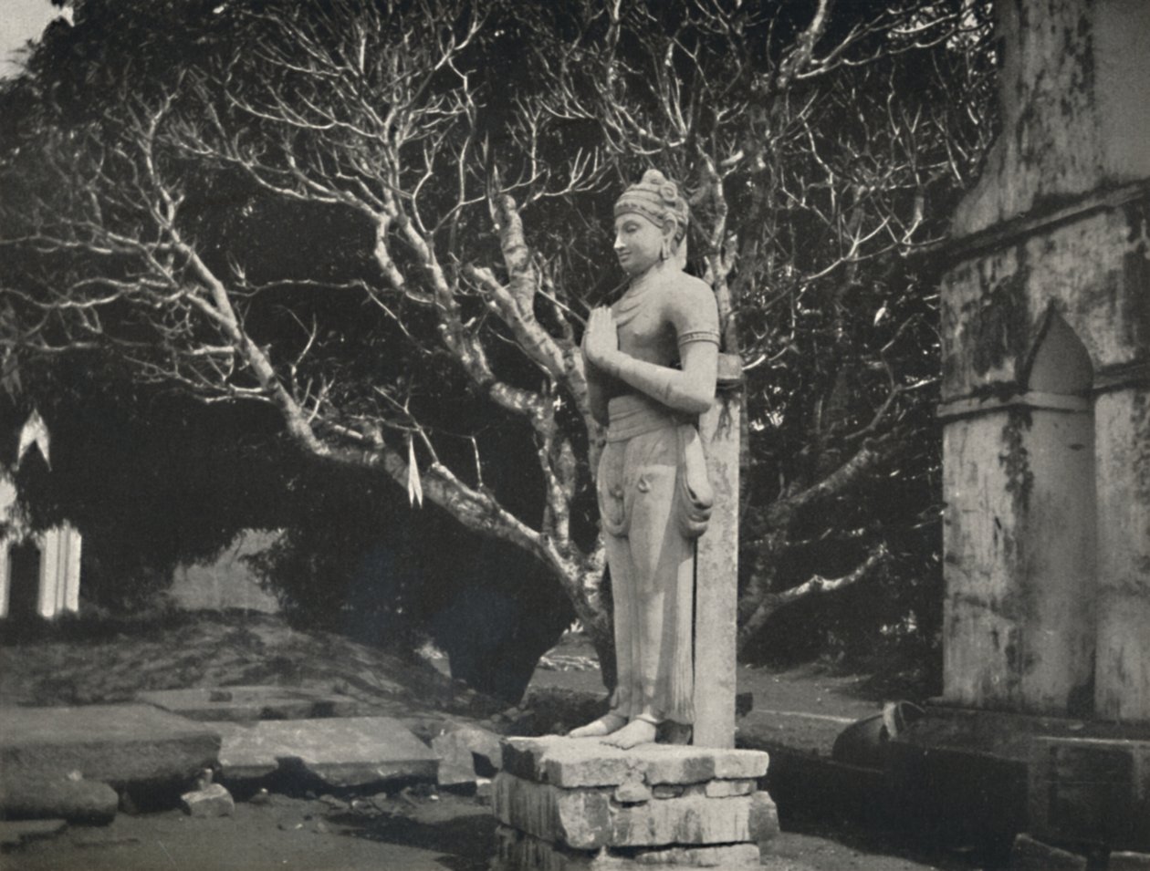 Escultura de piedra cerca de la Ruwanwali-Dagoba, Anuradhapura, 1926 de Unbekannt