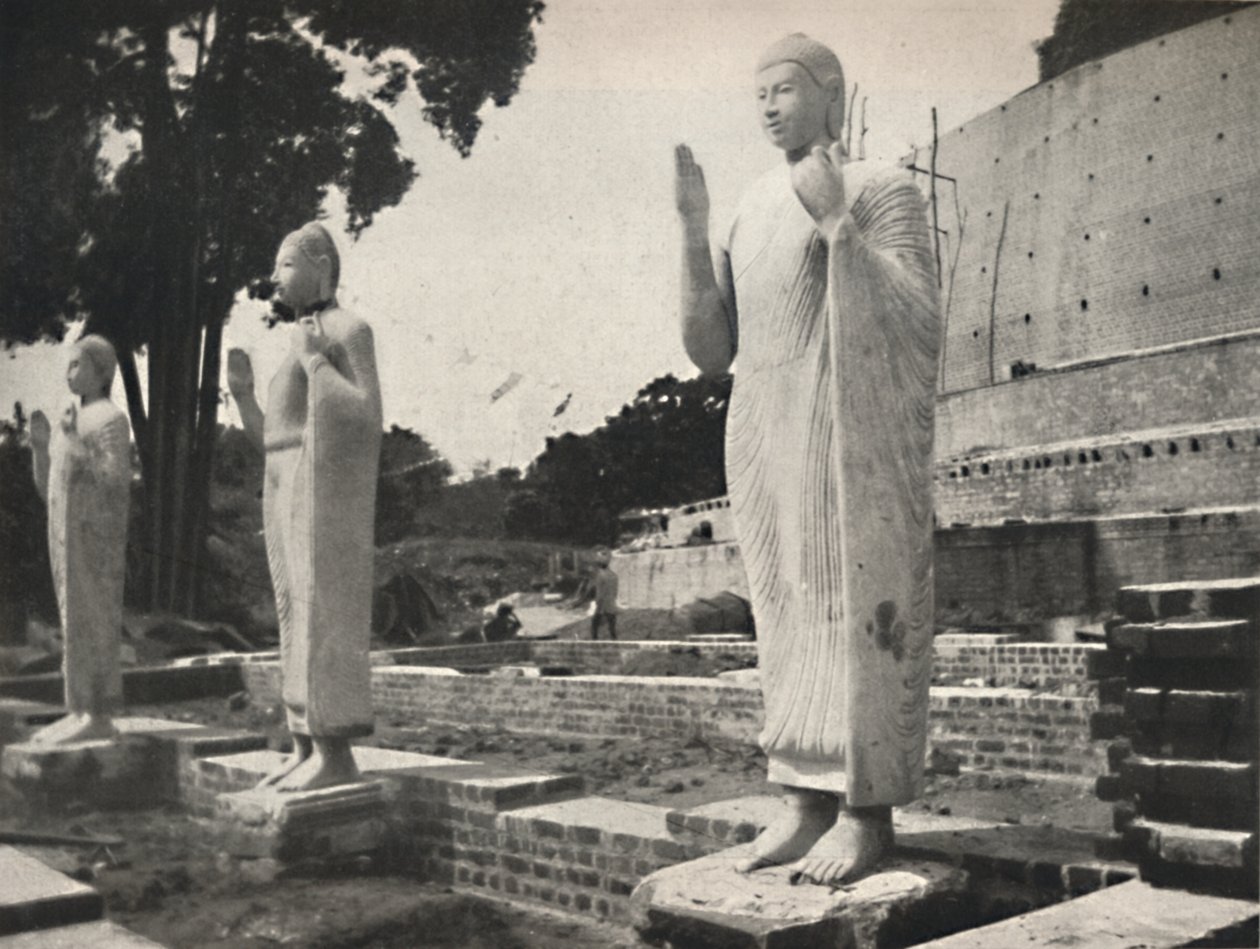 Estatuas de piedra frente a la Ruwanwali-Dagoba en restauración, Anuradhapura de Unbekannt