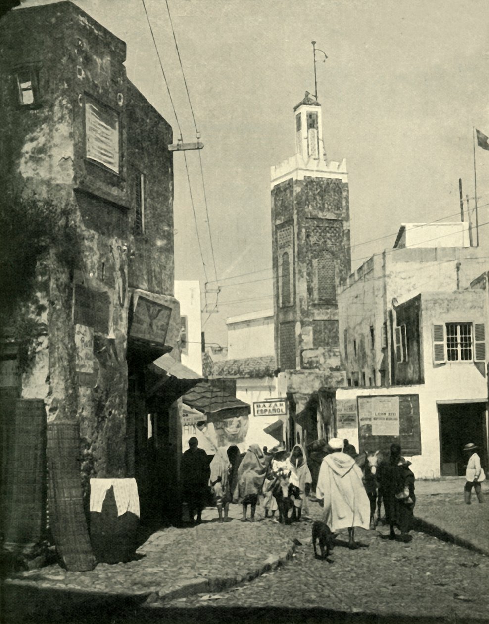 Escena Callejera en Tánger, Mostrando la Mezquita, 1902 de Unbekannt