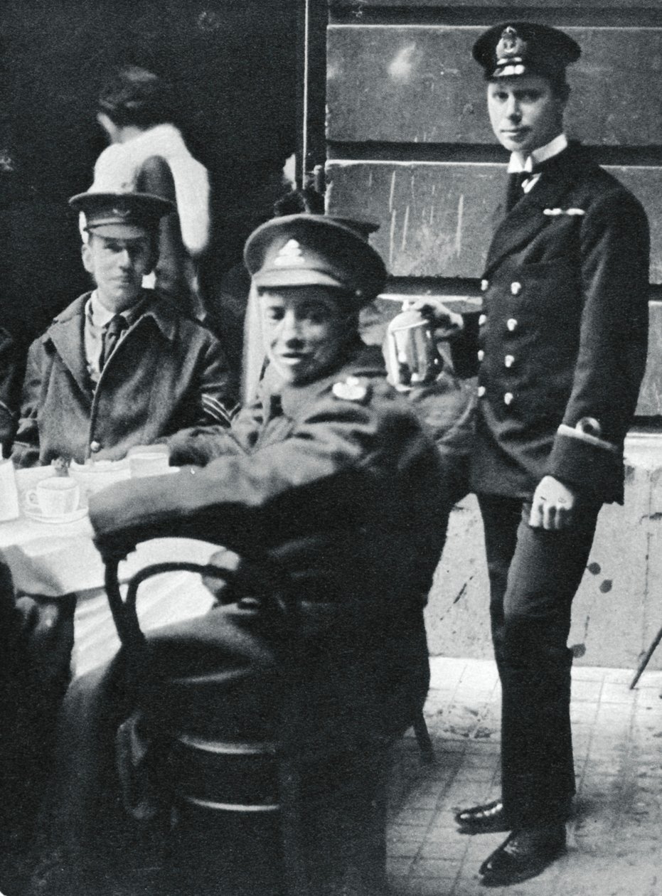 Subteniente Príncipe Alberto sirviendo té a soldados heridos en el Palacio de Buckingham, 1916 de Unbekannt