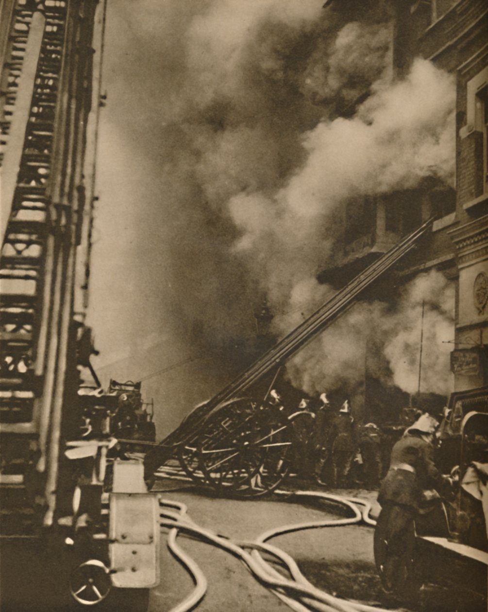 Sofocando un incendio en una calle estrecha de la ciudad, c. 1935 de Unbekannt