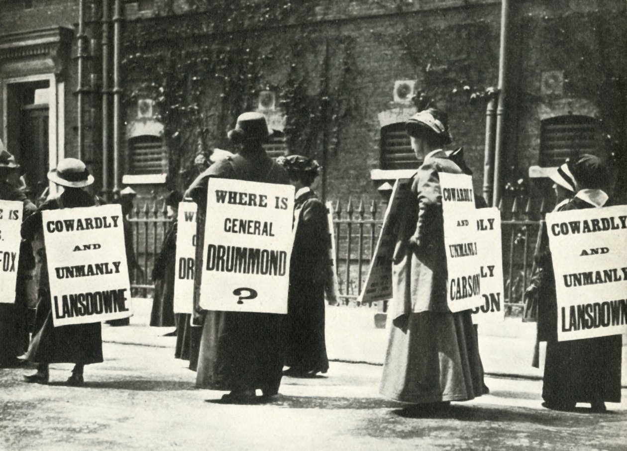 Sufragistas manifestándose fuera de una prisión, Londres, 1914 de Unbekannt