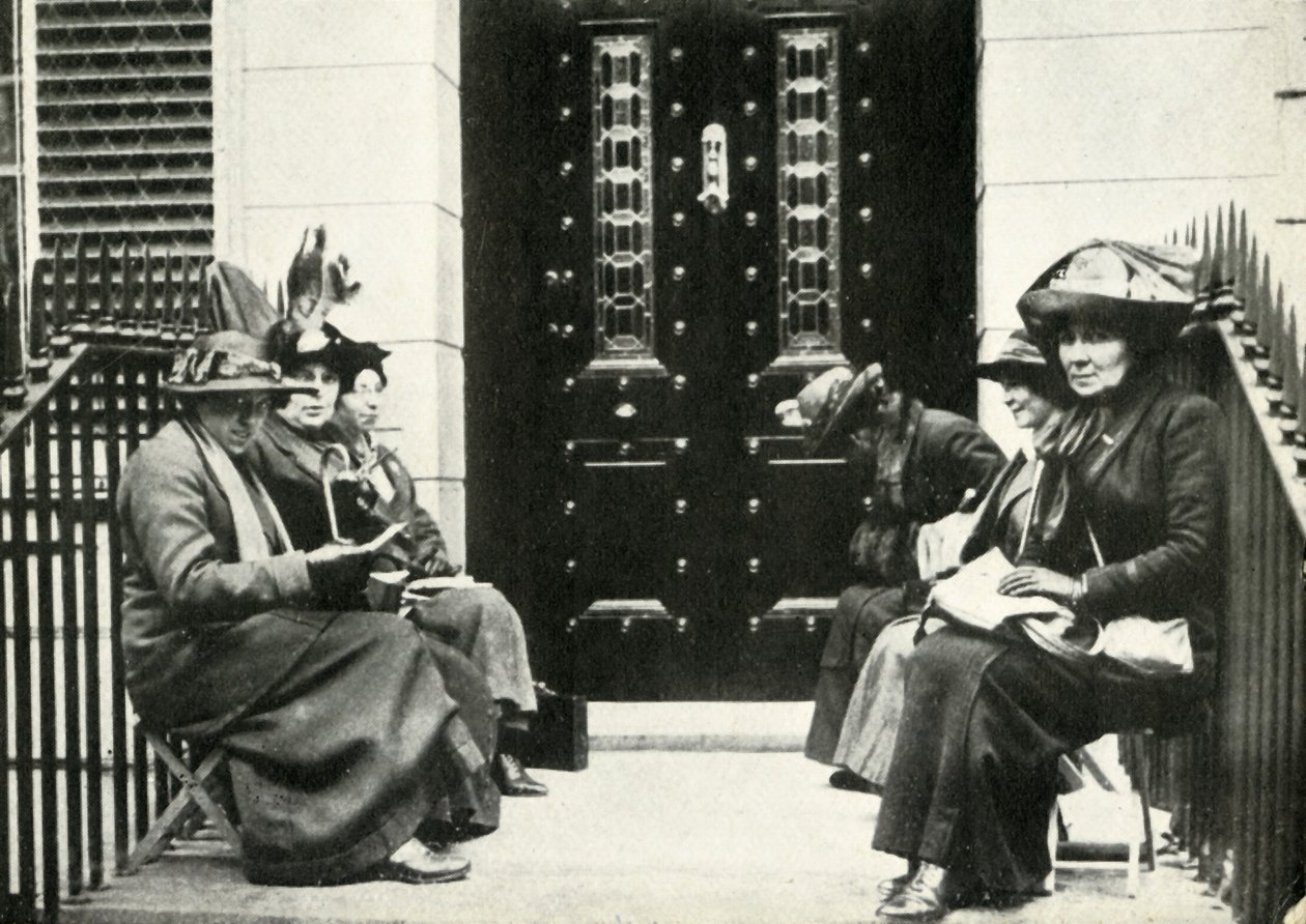Sufragistas esperando en la puerta de la casa de Sir Edward Carson en Londres, 6 de abril de 1914, 1947 de Unbekannt