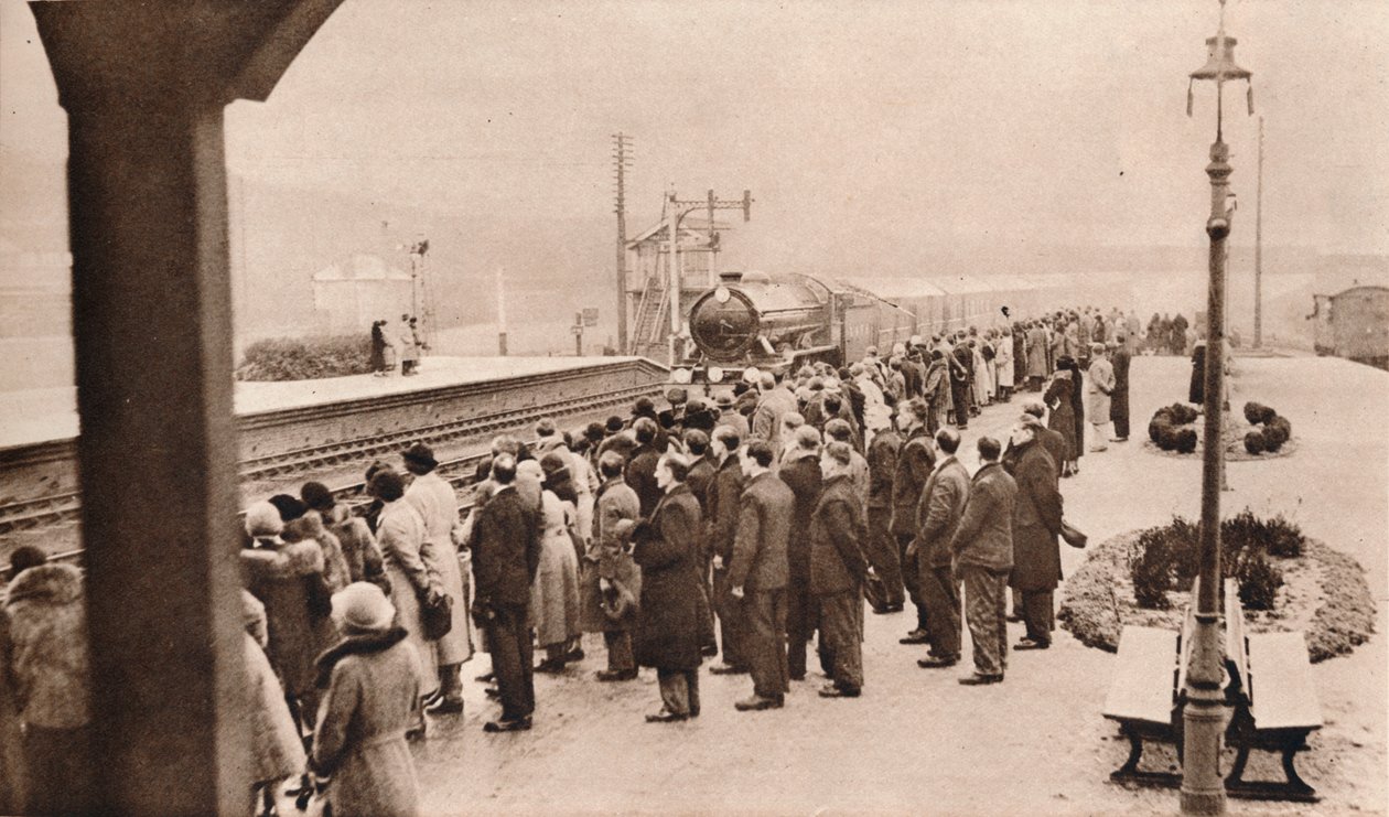 Interés simpático en el tren fúnebre real en la estación de Welwyn, 1936 de Unbekannt