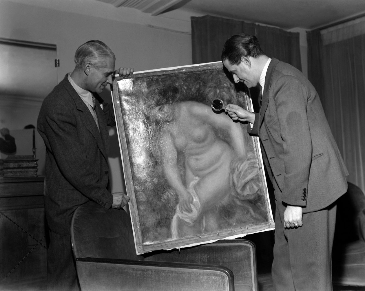 El Crítico de Arte Berenheim en París. Admira una pintura de Renoir con una lupa - 1948 de Unbekannt
