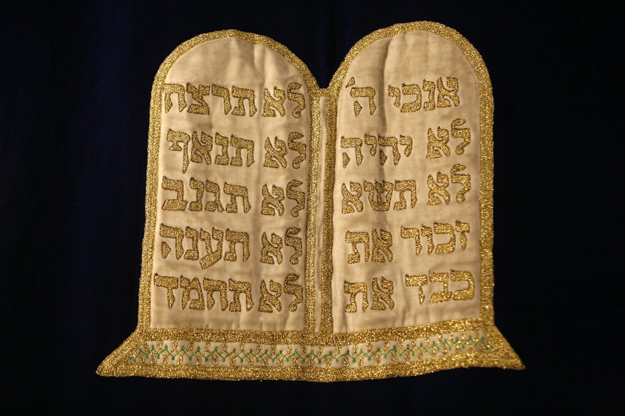 Bordado de las tablas de la ley en la sinagoga Stadttempel, Viena, Austria de Unbekannt