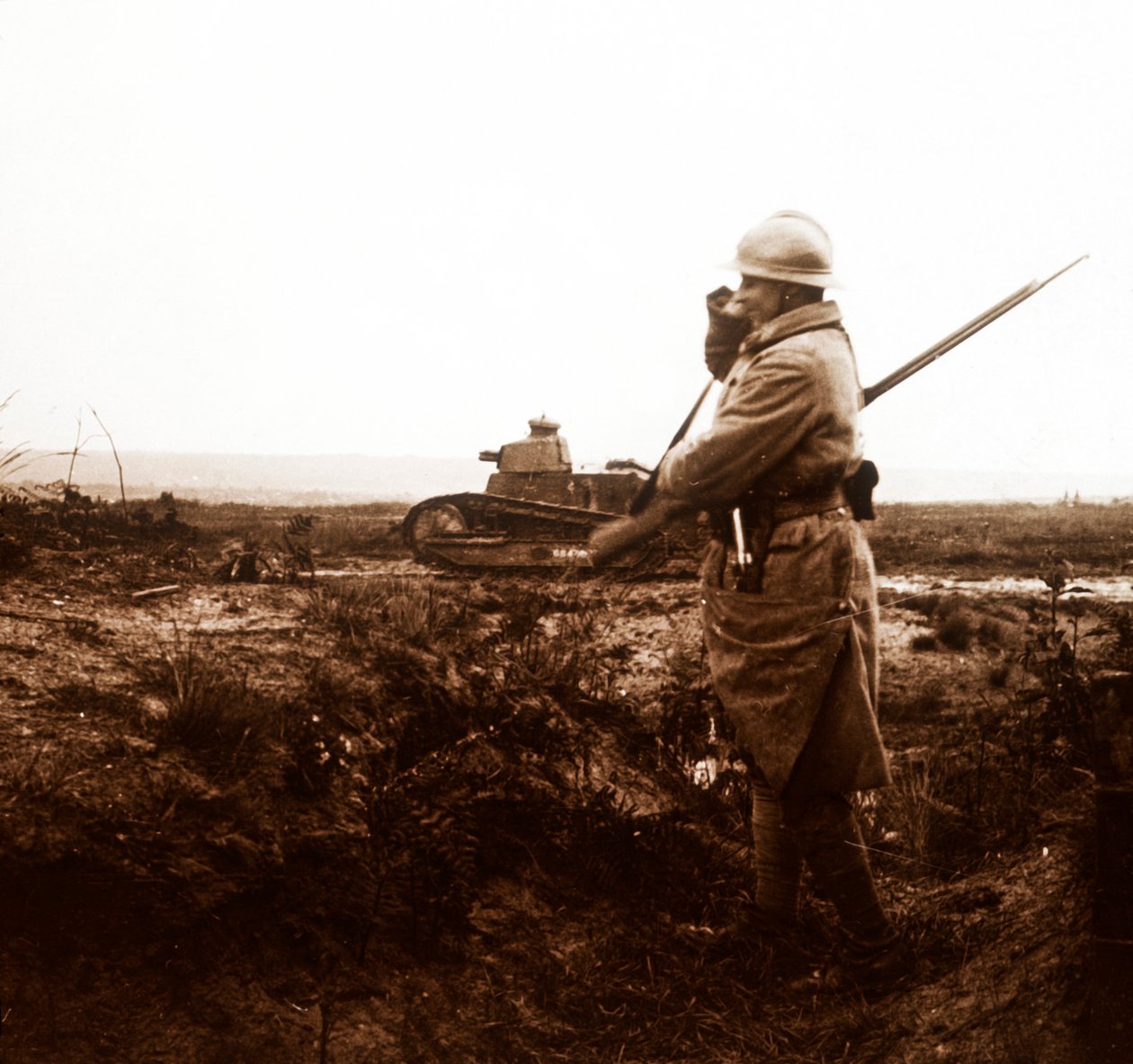 Tanque y soldado en el campo de batalla, c1914-c1918 de Unbekannt