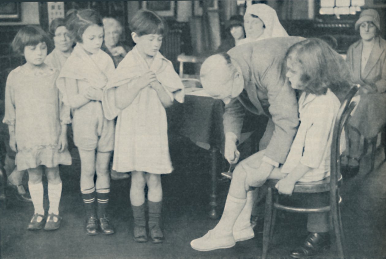 Prueba del reflejo rotuliano para indicación de enfermedad nerviosa, c1935 de Unbekannt