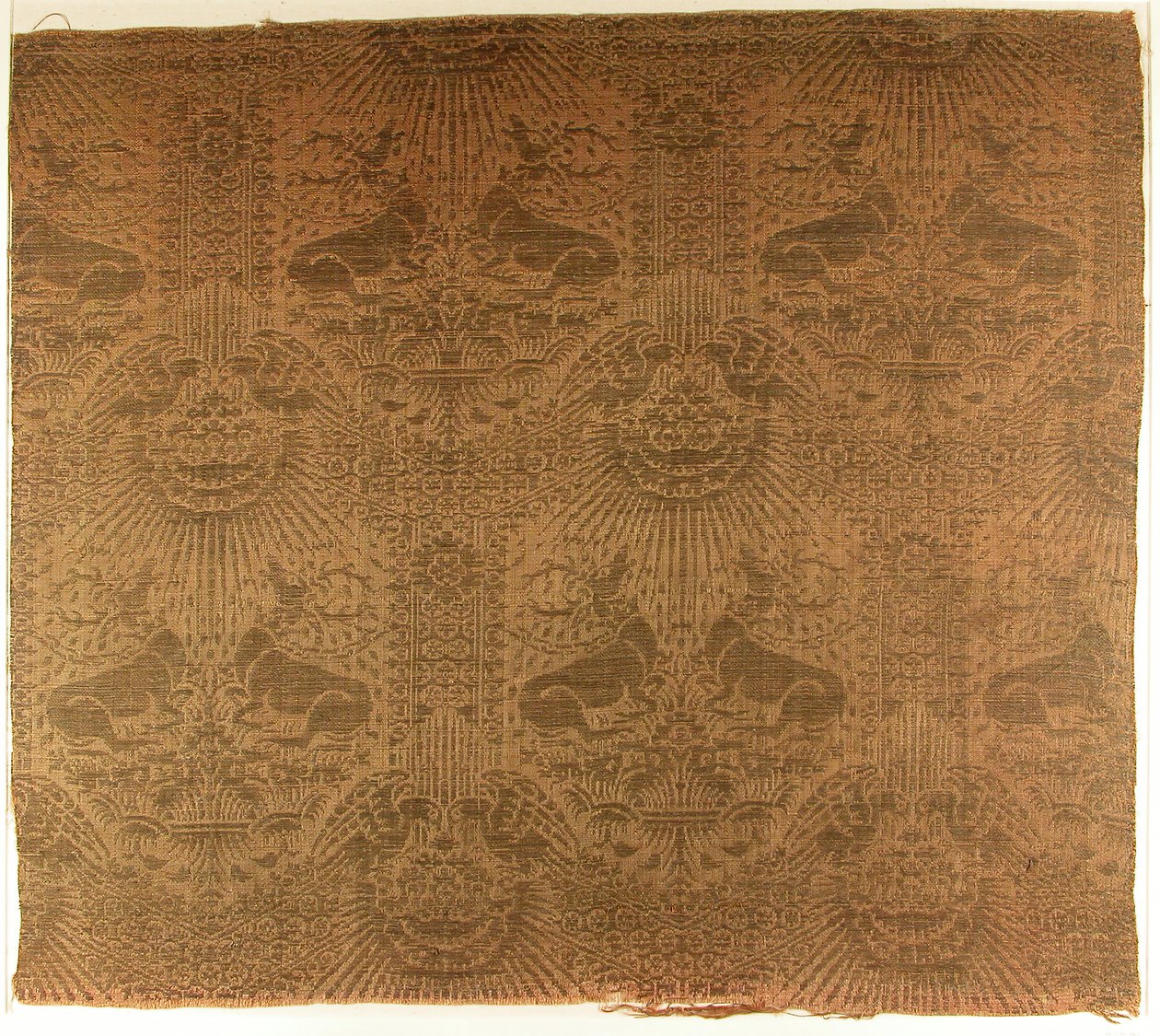 Fragmento textil con ciervos recostados, águilas, nubes y rayos de sol, italiano, 1390s de Unbekannt