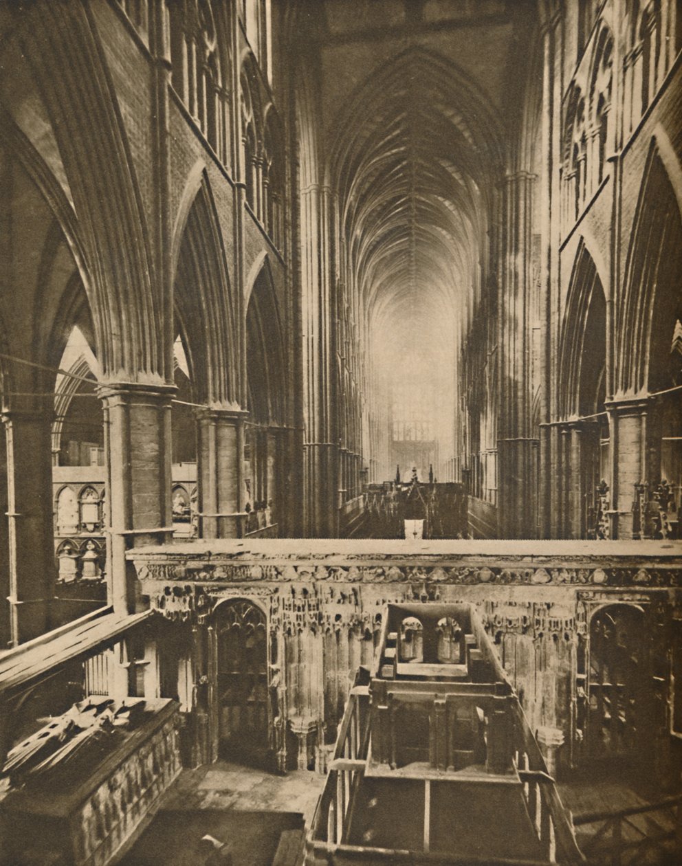 El gran interior de la abadía: mirando al oeste desde la capilla del confesor, c1935 de Unbekannt