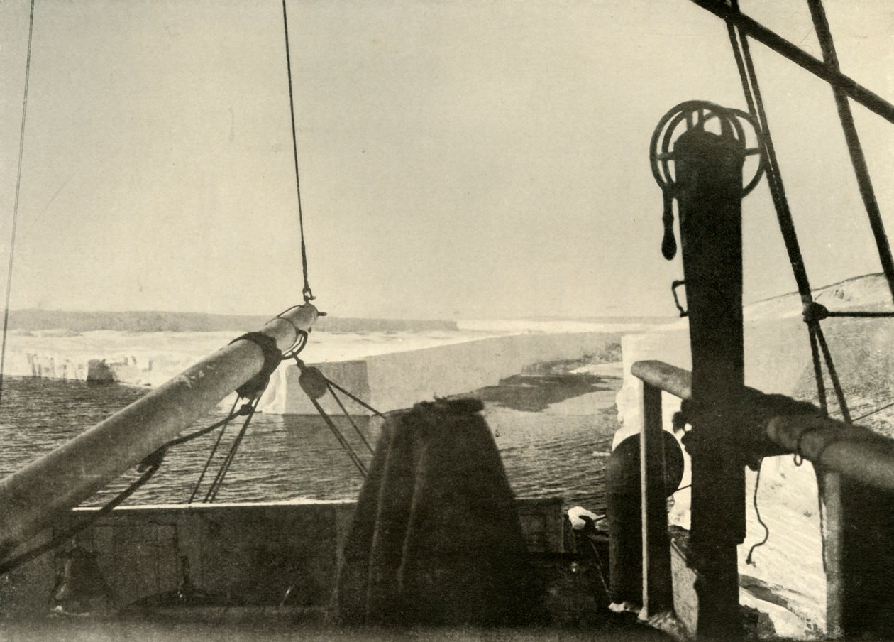 El borde de la barrera rompiéndose cuatro millas al sur de Hut Point, c1908, 1909 de Unbekannt