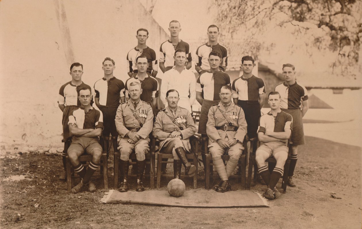 El equipo de fútbol del batallón del Primer Batallón, El Regimiento Real de West Kent. Poona de Unbekannt