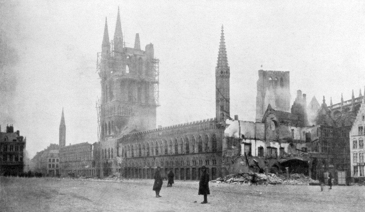 El Campanario y la Lonja de Ypres, Bélgica, 24 de noviembre de 1914 de Unbekannt