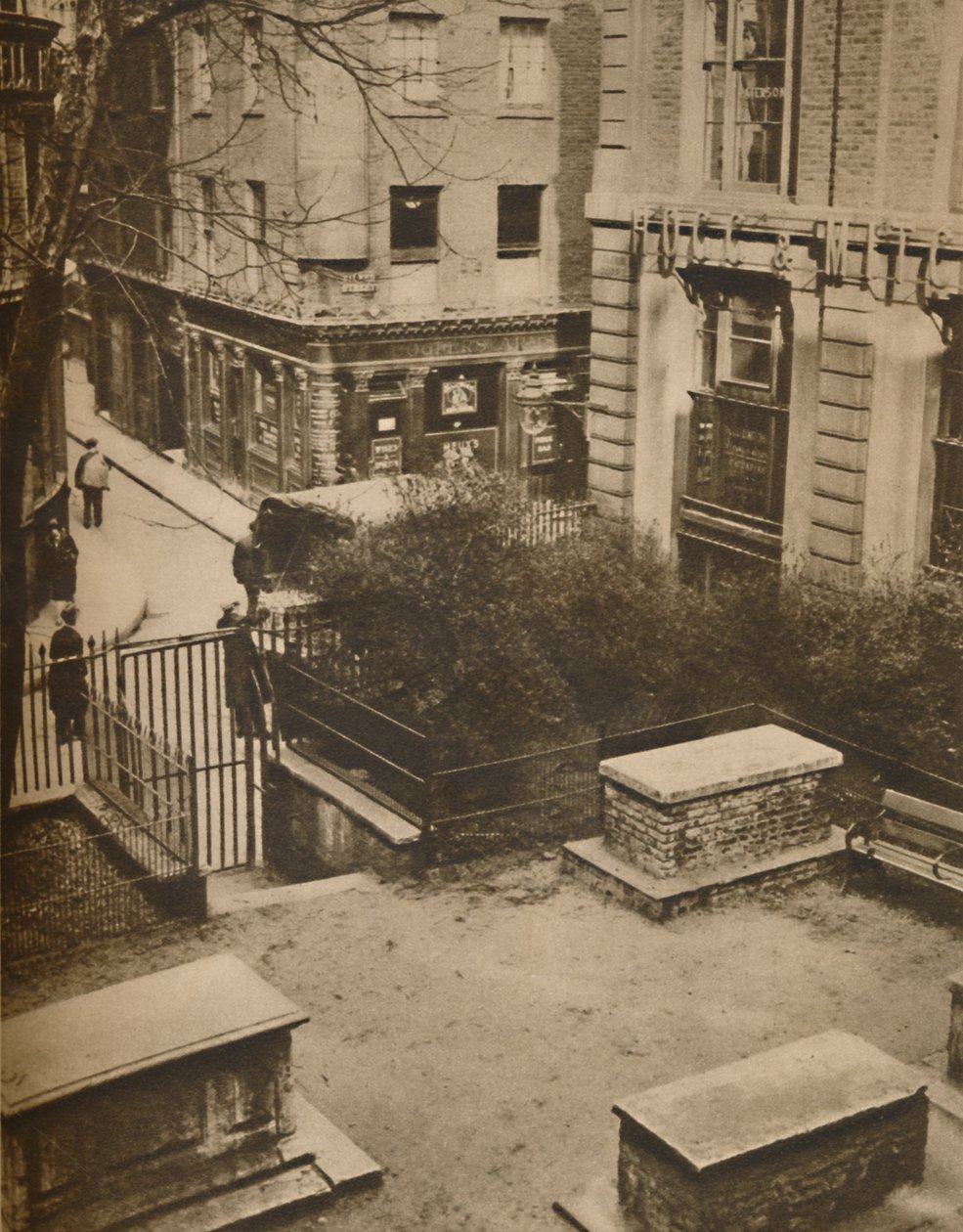 The Coopers Arms desde el Cementerio de St. Olaves, Silver Street, c1935 de Unbekannt