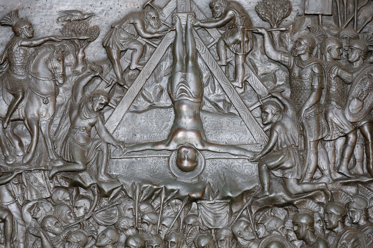 La Crucifixión de San Pedro (detalle) - Puerta de entrada de la Basílica de San Pedro, Roma, Italia de Unbekannt