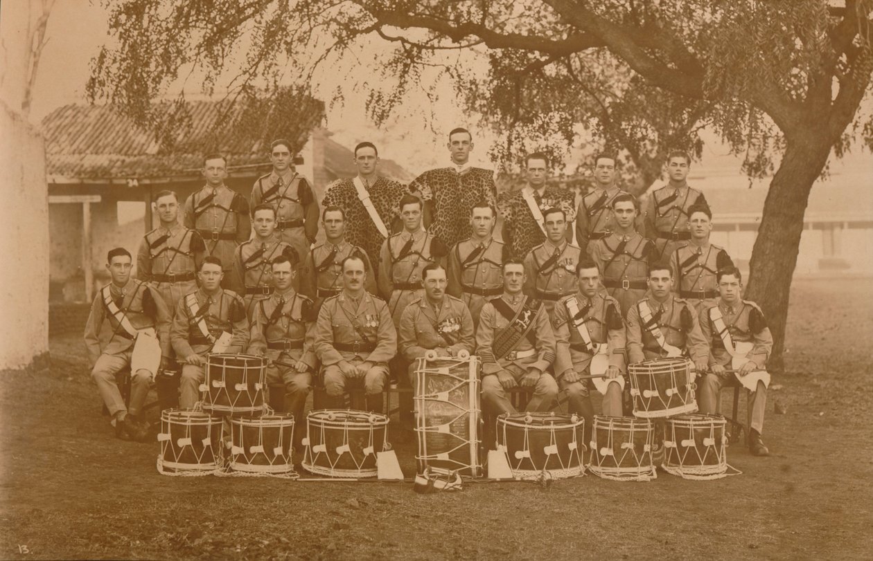 Los Tambores y Cornetas del Primer Batallón, El Regimiento Real de West Kent. Poona, India de Unbekannt